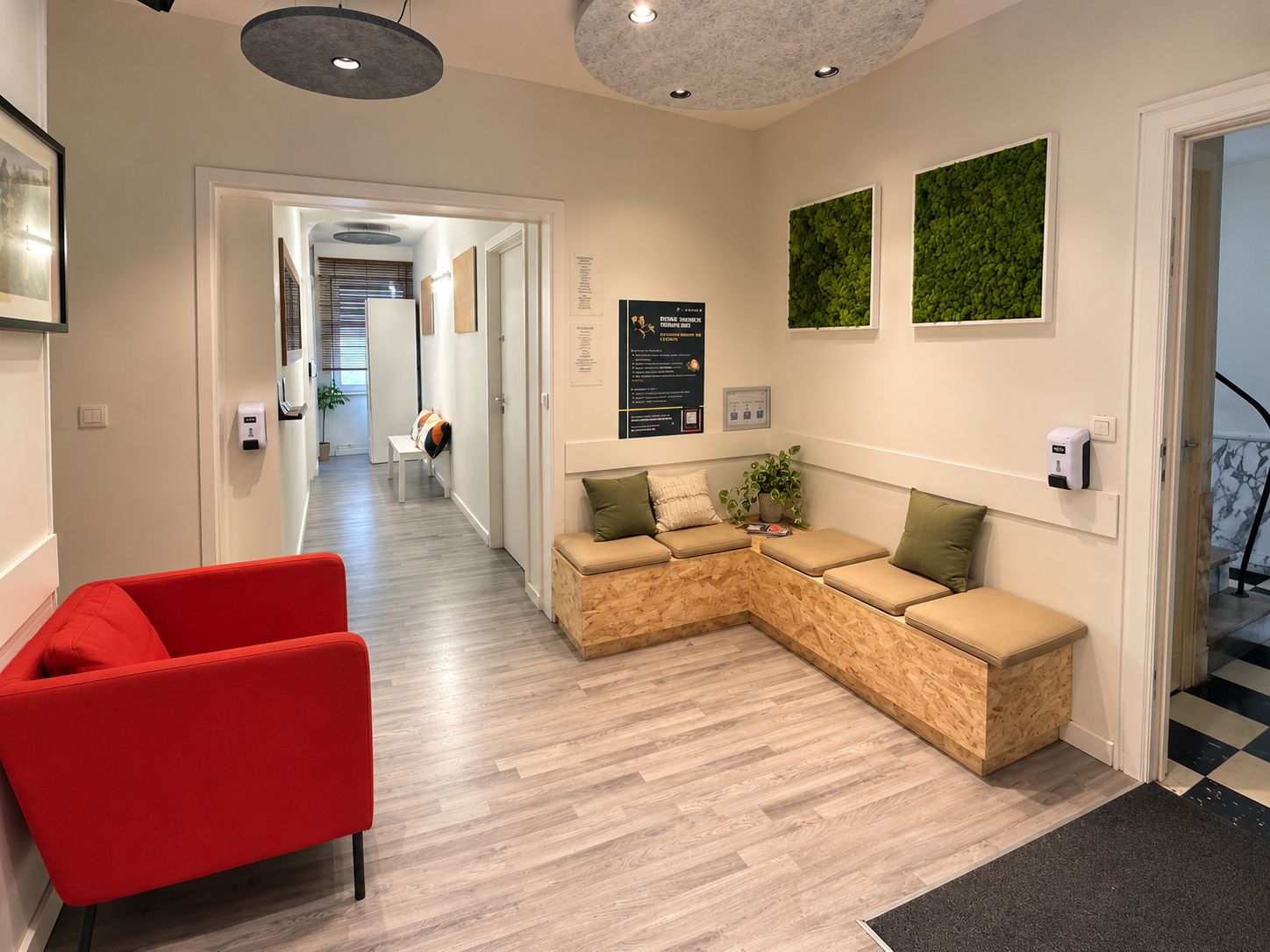 Salle d’attente du rez-de-chaussée du Hankar Medical Center à Auderghem